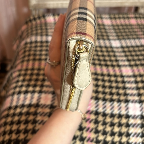 BURBERRY zip wallet - classic cream and Burberry check - Picture 5 of 12